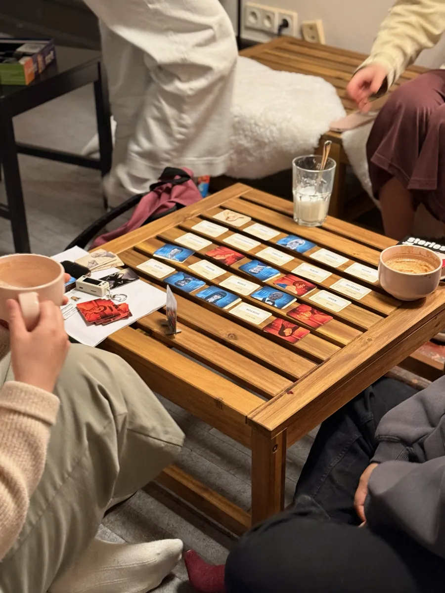 Spieleabend in der Ma Bar an einem niedrigen Holztisch