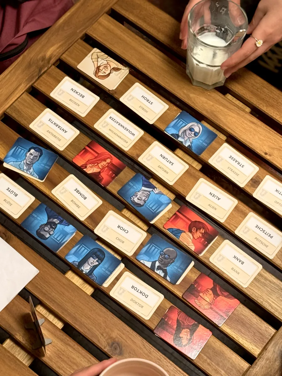 Brettspiel mit Spielkarten auf einem Holztisch von oben