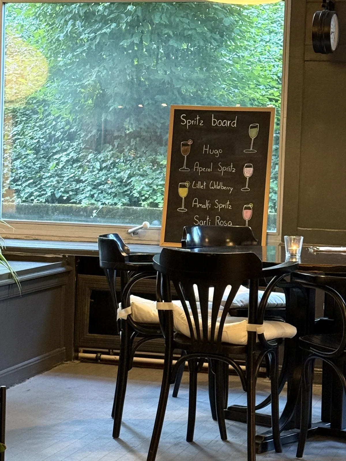 Der Fensterplatz mit der Spirituosentafel