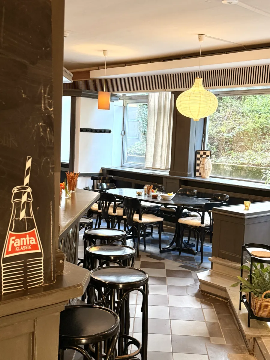 Gemütliche Sitzecke der Ma Bar mit Papierlampen und Fenster ins Grüne