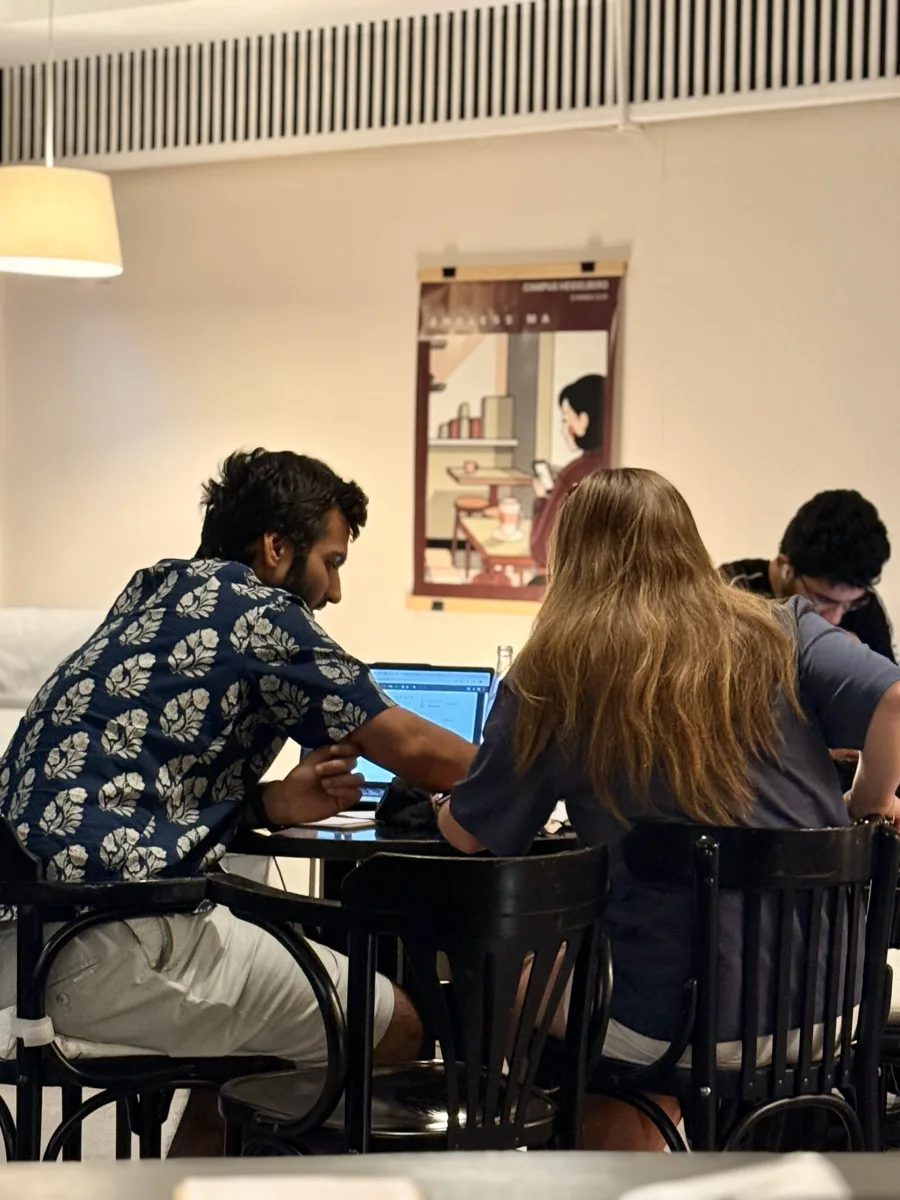 Studierende lernen gemeinsam am Laptop in der Ma Bar